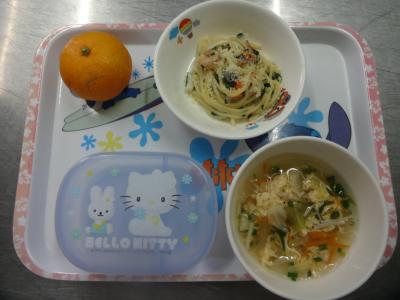 ほうれん草のクリームパスタ☆野菜と卵のスープ☆みかん