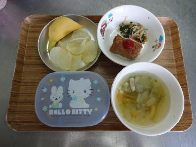 豆腐ハンバーグ☆もやしサラダ☆野菜スープ★ポテトチップス＆バナナ