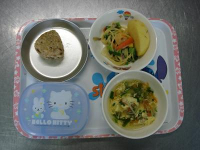 小松菜のクリームスパゲティー☆りんご☆野菜と卵のスープ★玄米おにぎり