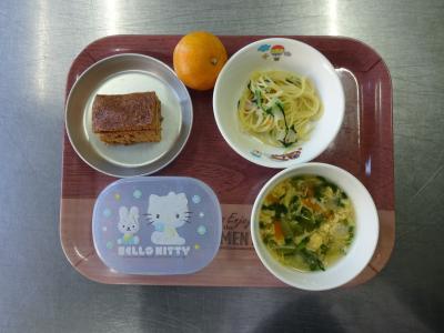 小松菜のクリームパスタ☆野菜と卵のスープ☆みかん★ふくれ菓子