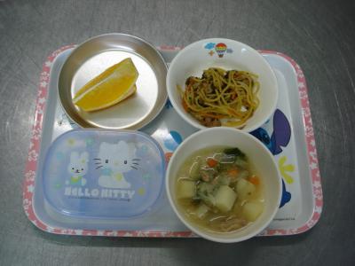 納豆スパゲティー☆果物☆チキンスープ