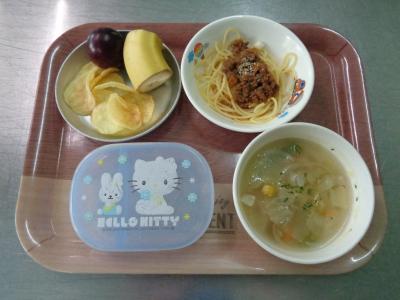 ミートスパゲティー☆野菜スープ☆果物☆ポテトチップス＆バナナ