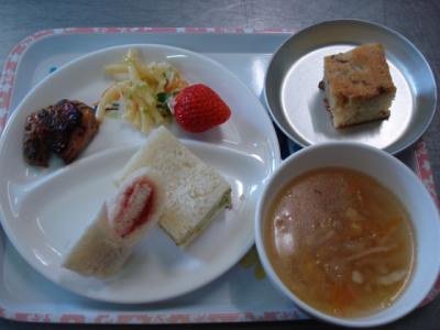 サンドイッチ☆マカロニサラダ☆鶏の香味焼き☆野菜スープ☆イチゴ★くるみとバナナのケーキ