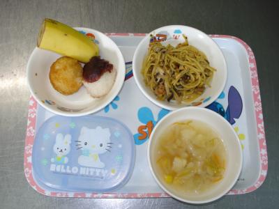 納豆スパゲティー☆果物☆野菜スープ★おはぎ