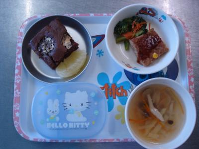 豆腐ハンバーグ☆ブロッコリーのごま和え☆野菜スープ★チョコレートケーキ