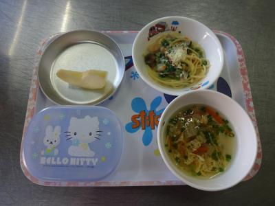 小松菜のクリームスパゲティー☆野菜と卵のスープ☆りんご