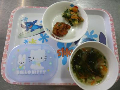 鶏のねぎソース和え☆もやしと柿のサラダ☆わかめスープ