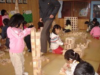 前から約束していた「いちき串木野市」を積木で作ることになりました。大きなタワーやマンション、家などいろんな建物を作っています