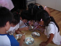 あおぐみのお友達はお箸で大豆をつかんで皿から皿へ移す練習をしていました。
